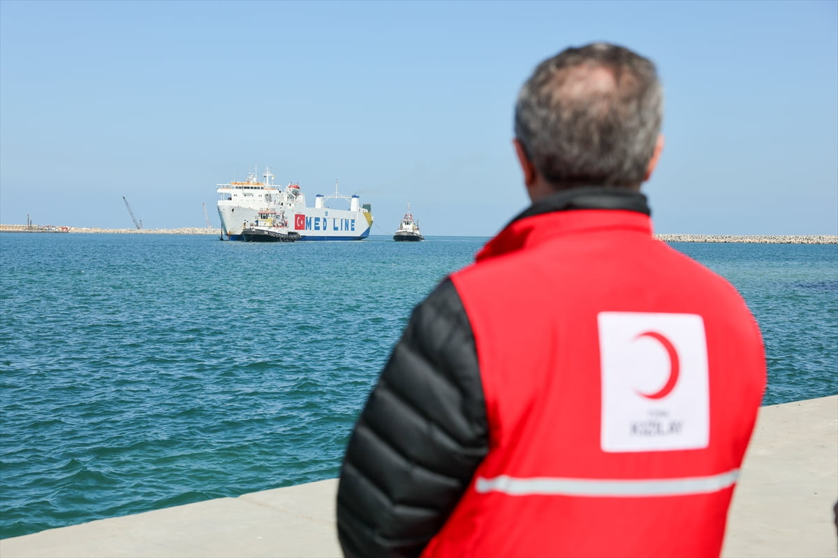 Türk Kızılayın Gazze'ye gönderilmek üzere hazırladığı, içerisinde yaklaşık 3 bin 300 ton insani...