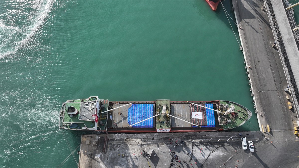 Türk Kızılayın Gazze'ye gönderilmek üzere hazırladığı, içerisinde yaklaşık 800 ton insani yardım...