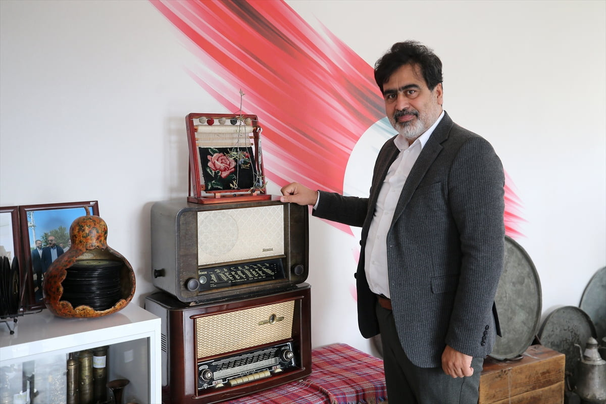 Türk kültürüne duyduğu ilgi doğrultusunda yıllar içinde çok sayıda etnografik eser toplayan...