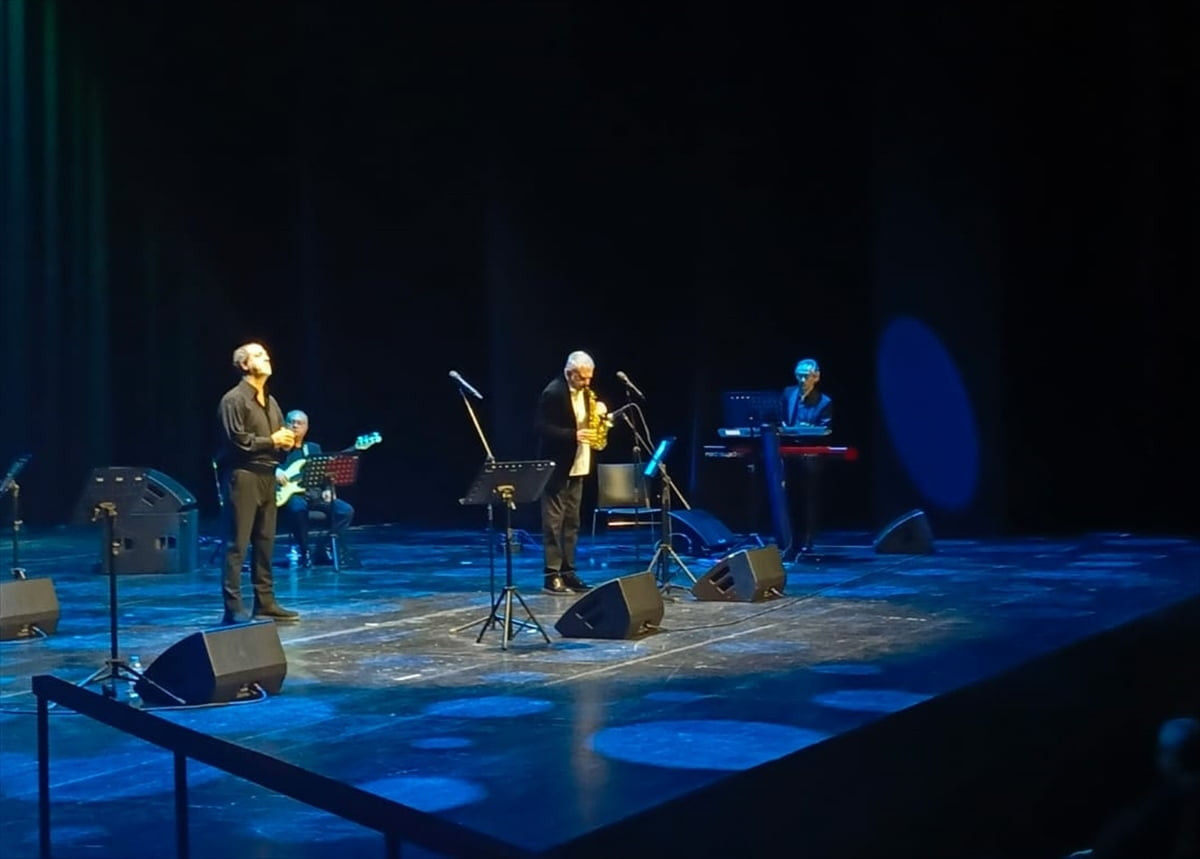 Türk müziğinin üç önemli ismi Barış Manço, Tanju Okan ve Cem Karaca'nın şarkılarıyla anıldığı "Üç...