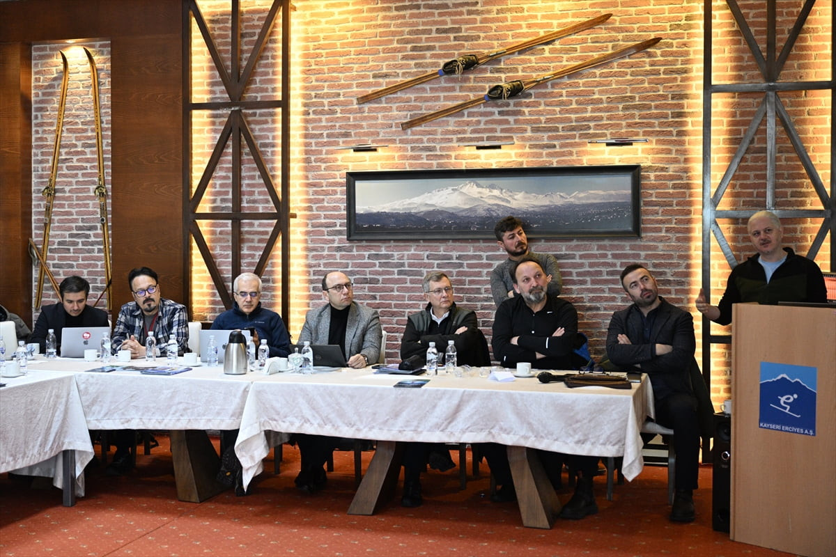 Türk Omuz Dirsek Cerrahisi Derneği üyesi doktorlar, Erciyes Kayak Merkezi'nde düzenlenen seminerde...