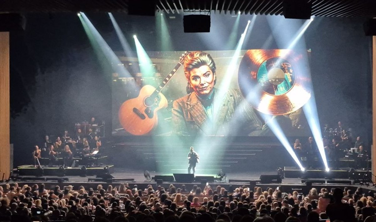 Türk pop müziği sanatçısı Emre Altuğ, Zorlu PSM Turkcell Sahnesi'nde gerçekleştirilen konserde...