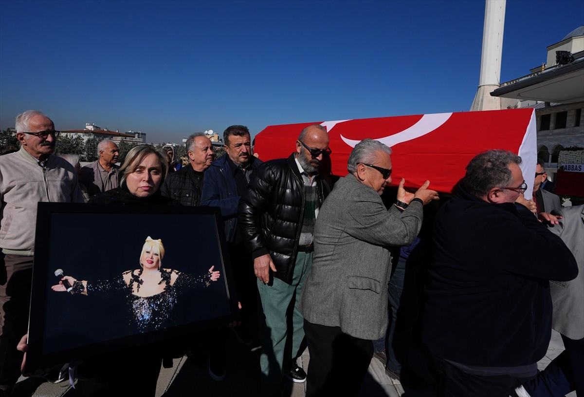 Türk sanat müziğinin usta isimlerinden Muazzez Abacı, Kocatepe Camisi'nde kılınan cenaze namazının...