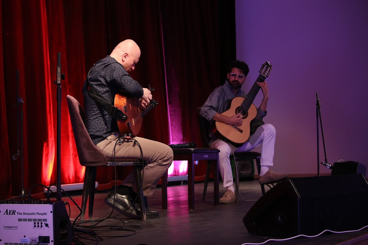 Türk sanatçılar Sinan Ayyıldız (solda) ve Tolgahan Çoğulu (sağda) tarafından Türk ezgilerinden...