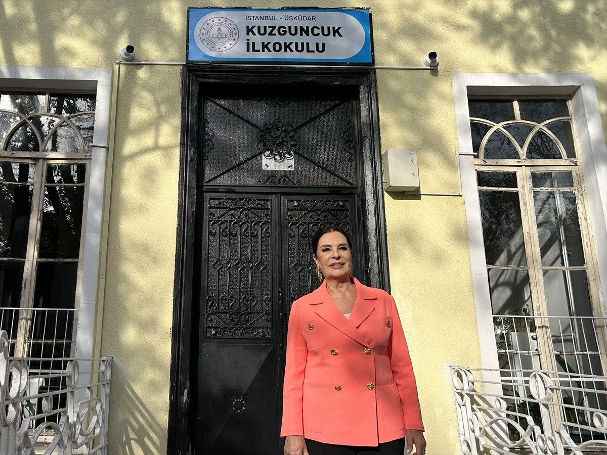 Türk sinemasının usta oyuncusu Hülya Koçyiğit, İstanbul İl Milli Eğitim Müdürlüğünün, Üsküdar'daki...