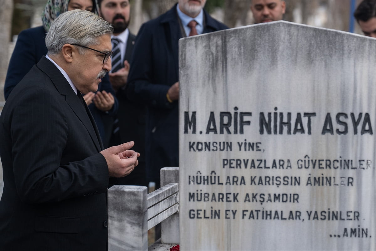 Türk tarihini ve kültürünü bir kuyumcu titizliğiyle ele alıp şiirleştiren, "Bayrak Şairi" olarak...