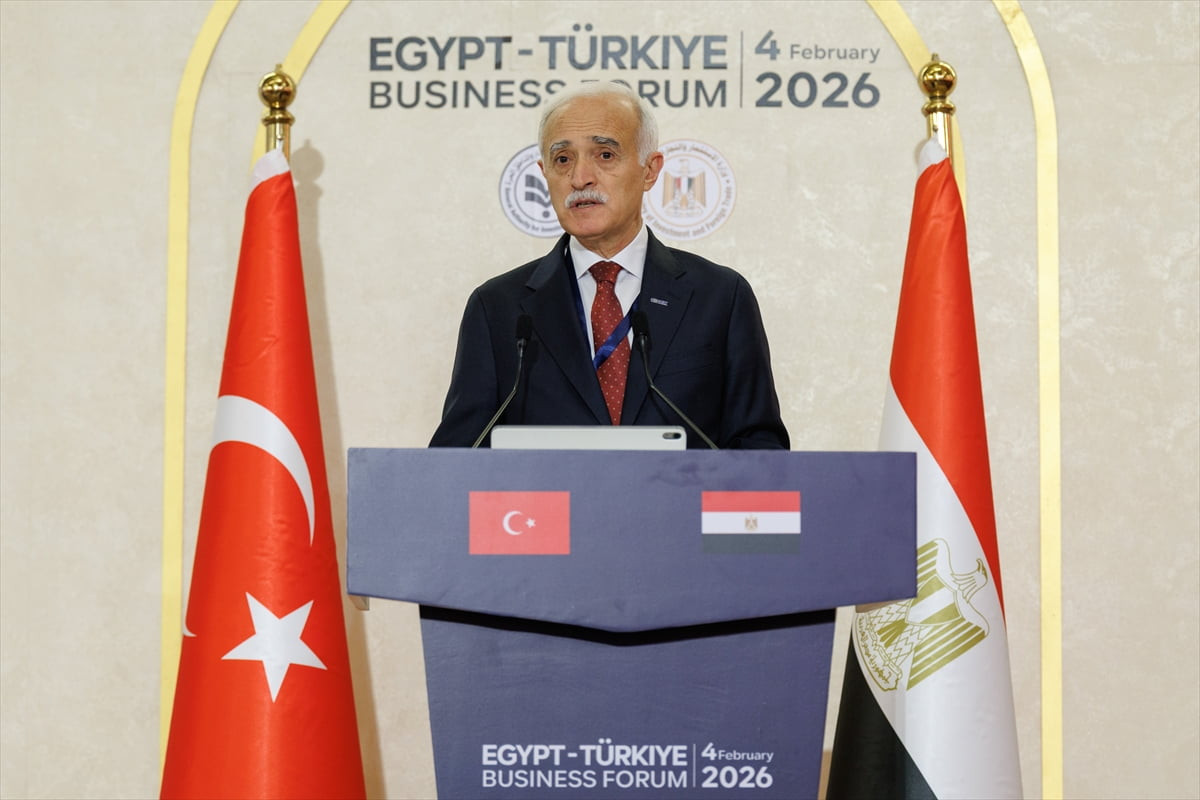 Türk ve Mısırlı iş insanları Mısır'ın başkenti Kahire'de düzenlenen Mısır-Türkiye İş Forumu'nda...