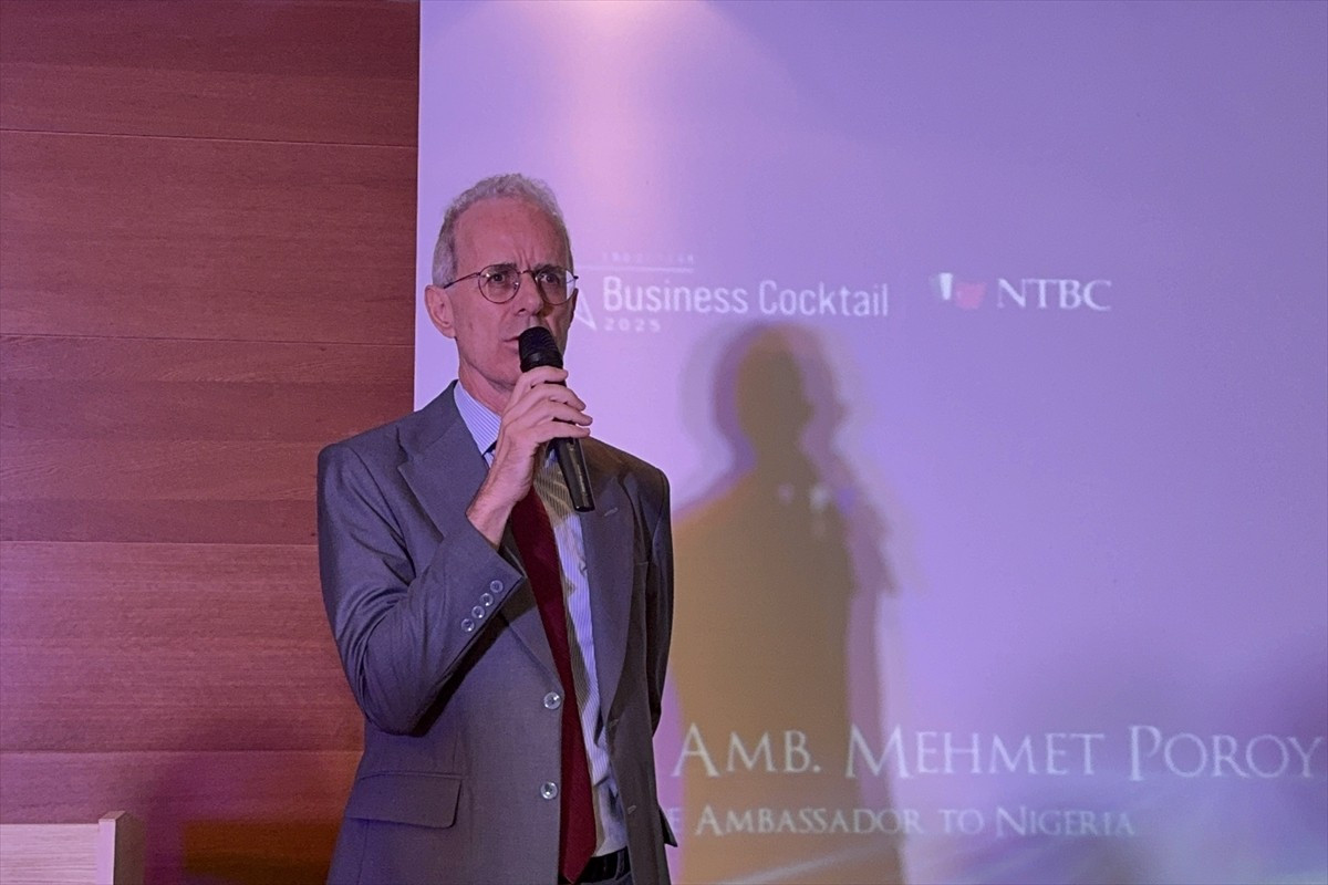 Türk ve Nijeryalı iş insanları, Nijerya'nın başkenti Abuja'da düzenlenen resepsiyonda bir araya...