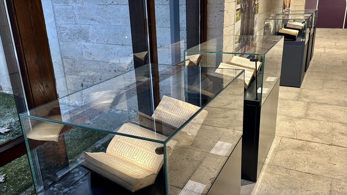 Türkçe'nin öncülerinden kabul edilen, 13. yüzyılda eserlerini Arapça ve Farsça yerine Türkçe yazan...