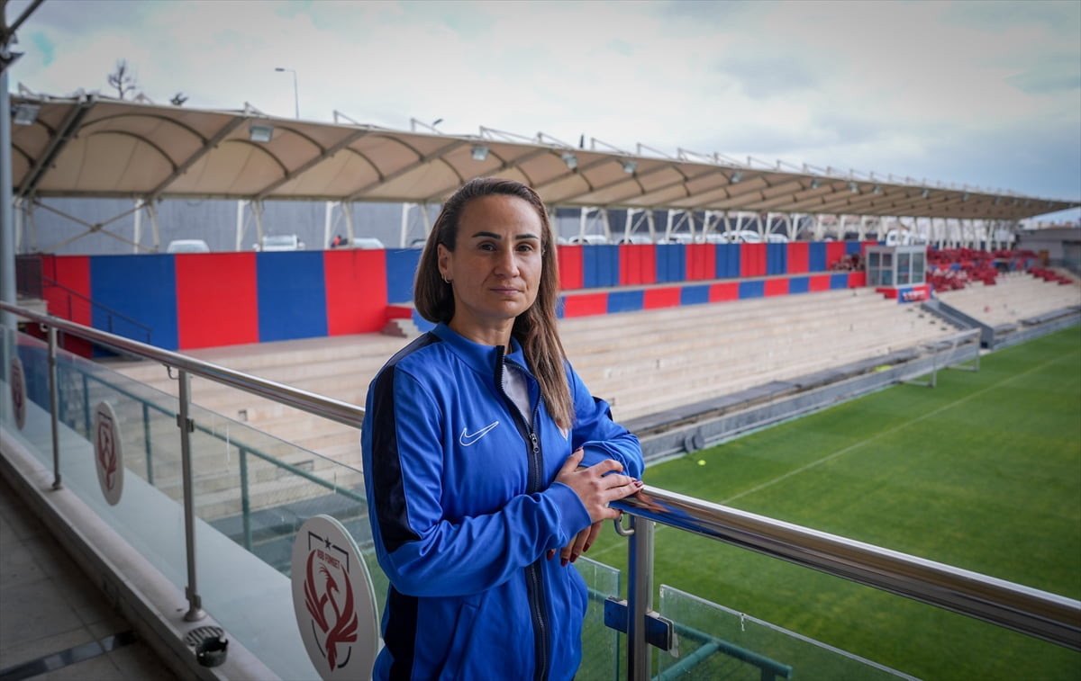 Turkcell Kadın Futbol Süper Ligi ekiplerinden Ankara Büyükşehir Belediyesi (ABB) FOMGET'in...