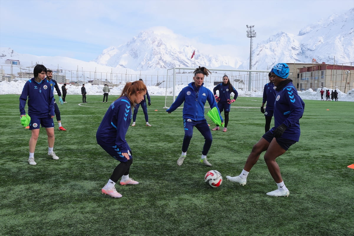  Turkcell Kadın Futbol Süper Ligi ekiplerinden Hakkarigücü'nün Afrikalı 8 futbolcusu, kentin...