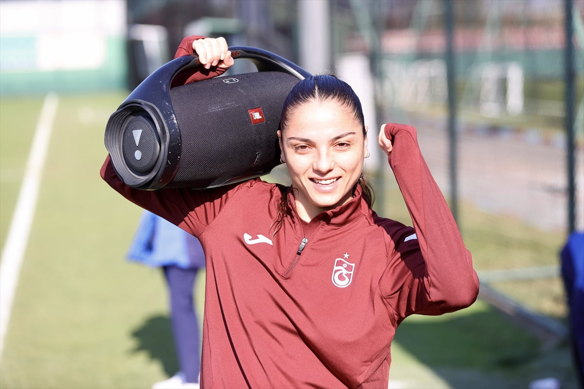 Turkcell Kadın Futbol Süper Ligi'nde 16. haftası sonunda 42 puanla 3. sırada yer alan Trabzonspor...