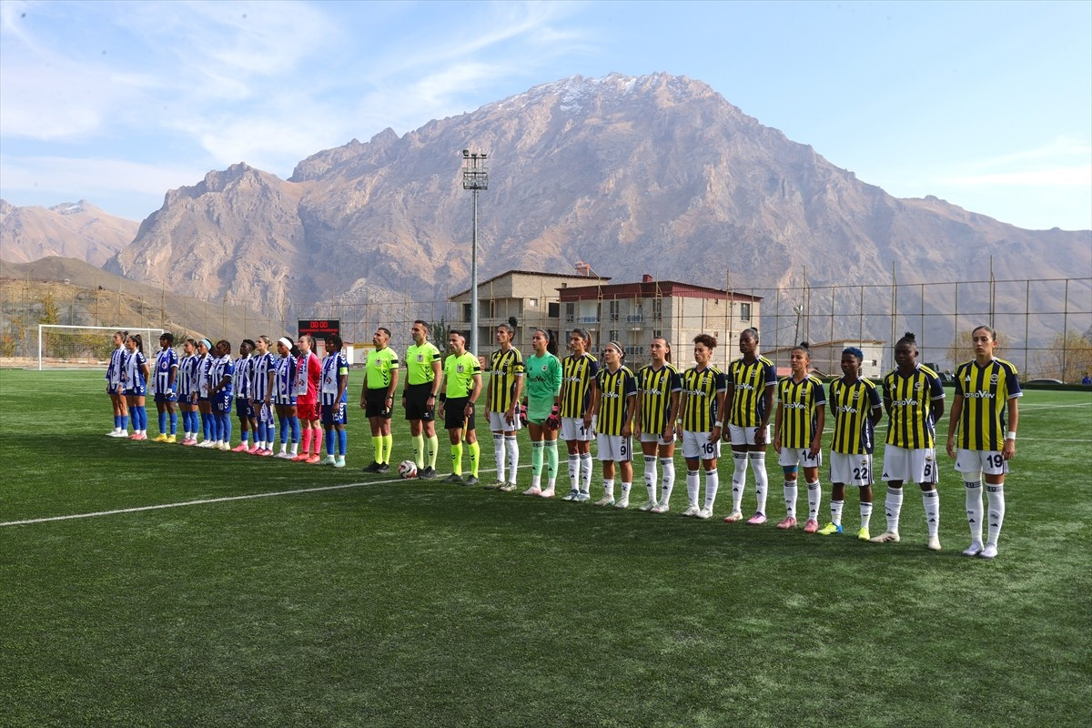 Turkcell Kadın Futbol Süper Ligi'nde ertelenen 4. hafta maçında Hakkarigücü ile Fenerbahçe...
