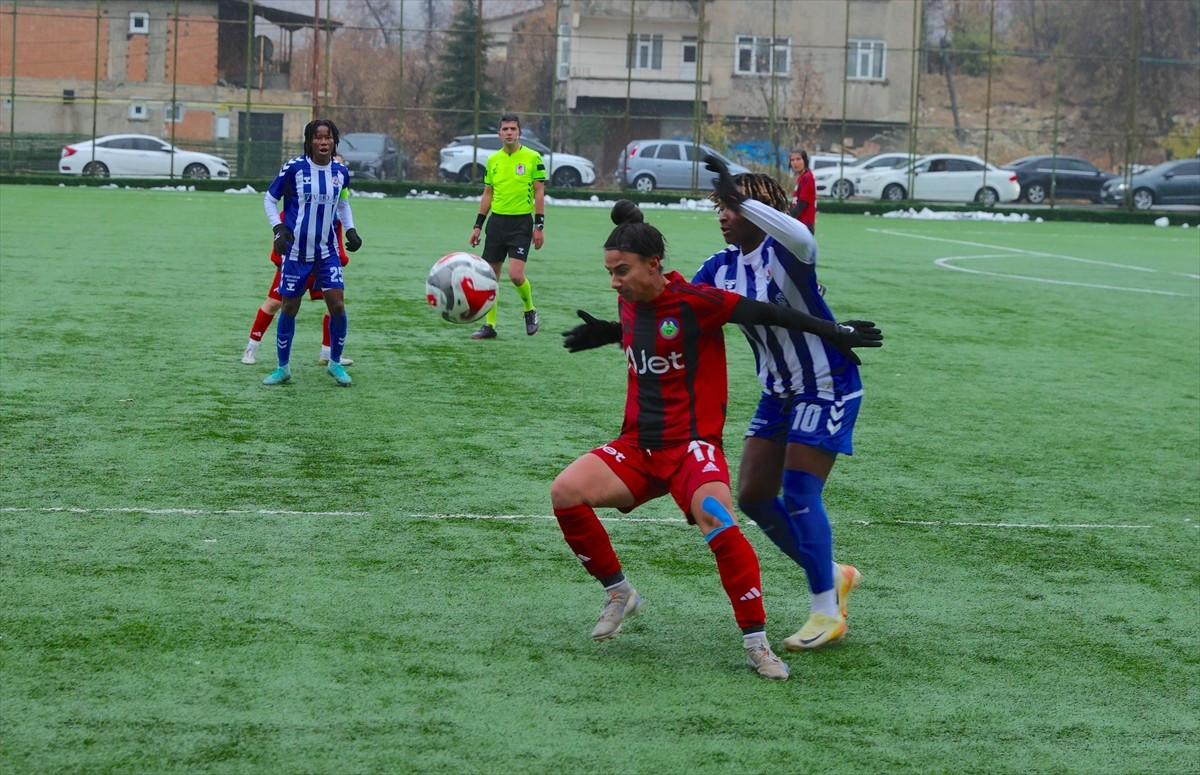 Turkcell Kadın Futbol Süper Ligi'nin 11. haftasında Hakkarigücü ile Yüksekovaspor, Merzan Futbol...