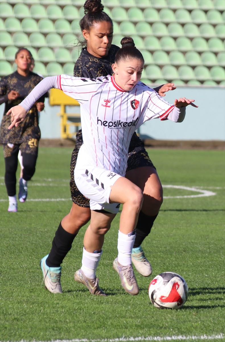 Turkcell Kadın Futbol Süper Ligi'nin 12. haftasında Ünye Kadın Spor Kulübü ile Sercan İnşaat...