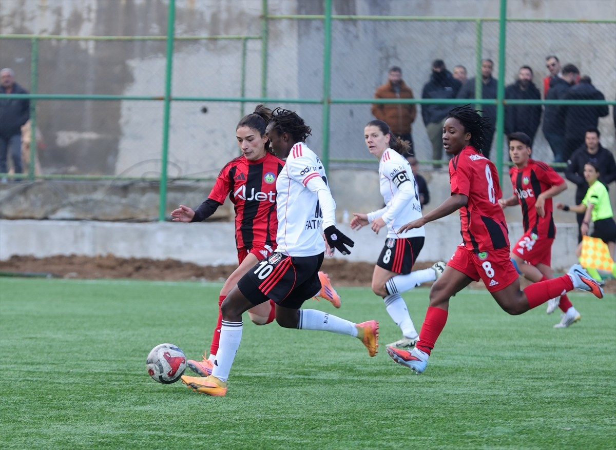Turkcell Kadın Futbol Süper Ligi'nin 12. haftasında Yüksekovaspor ile Beşiktaş, Şemdinli İlçe...