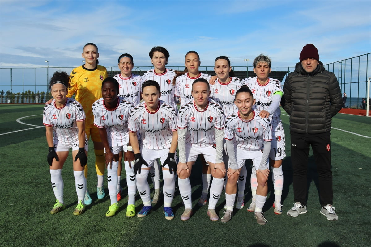 Turkcell Kadın Futbol Süper Ligi'nin 14. haftasında Fenerbahçe arsaVev, deplasmanda Ünye Kadın...