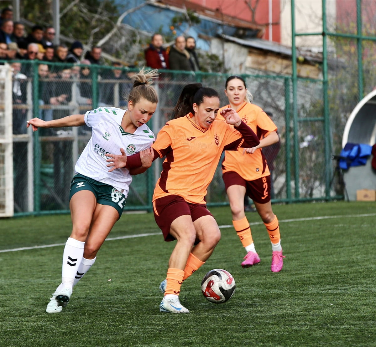 Turkcell Kadın Futbol Süper Ligi'nin 14. haftasında Trabzonspor, Giresun 75. Yıl Futbol Sahası'nda...
