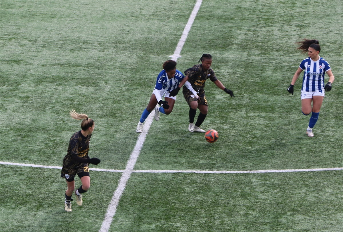 Turkcell Kadın Futbol Süper Ligi'nin 15. haftasında Hakkarigücü Kadın Futbol Takımı, Sercan İnşaat...