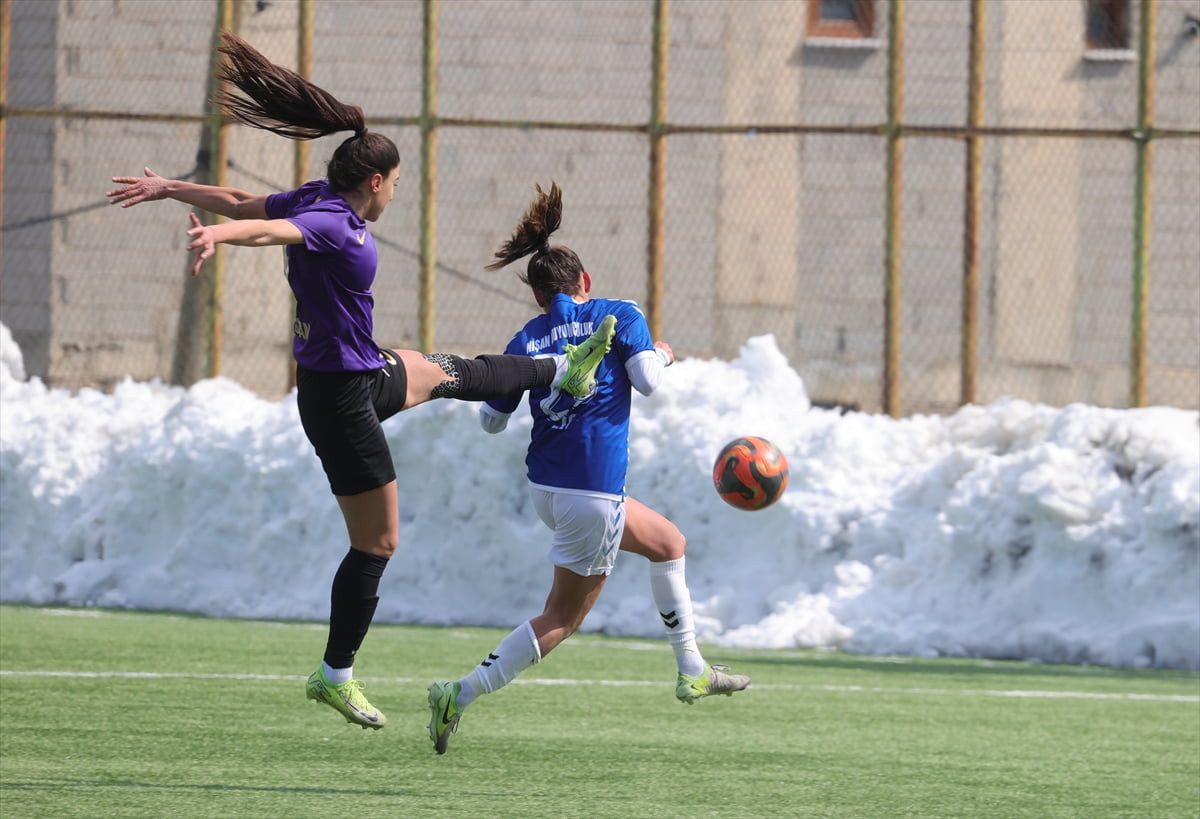 Turkcell Kadın Futbol Süper Ligi'nin 21. haftasında Hakkarigücü ile Amed Sportif Faaliyetler...