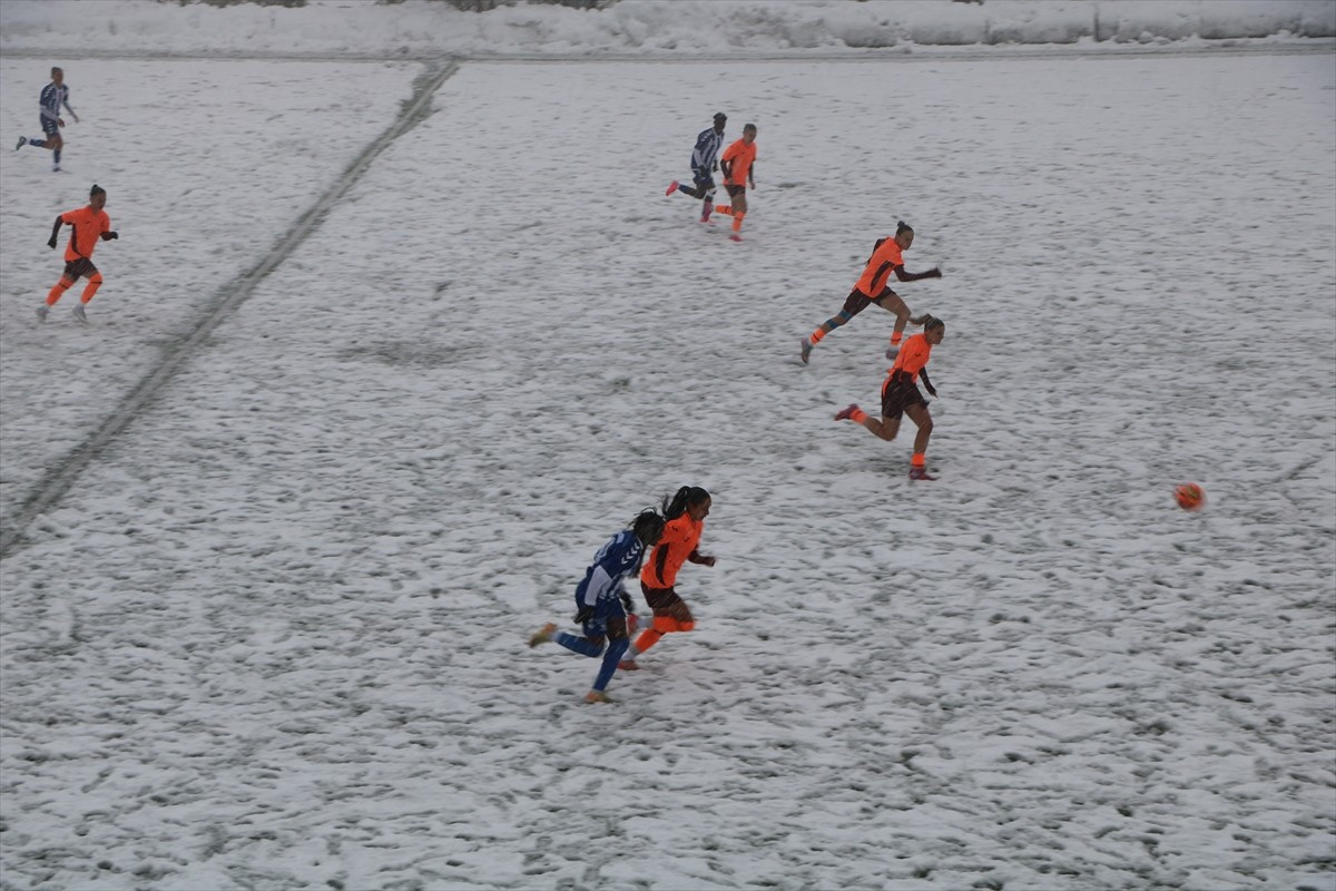 Turkcell Kadın Futbol Süper Ligi'nin 9. haftasında Trabzonspor, deplasmanda Hakkarigücü'nü 2-1...