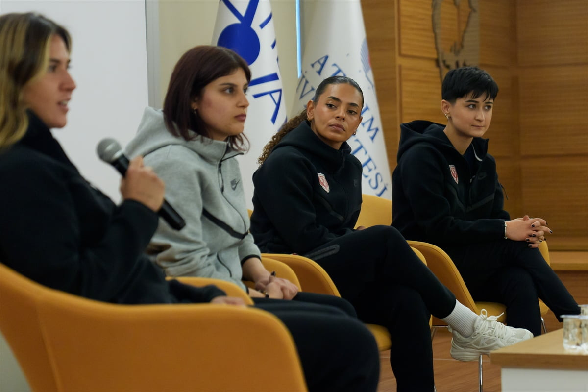 Turkcell Kadın Futbol Süper Ligi'nin son şampiyonu ABB FOMGET'in oyuncuları, "8 Mart Dünya...