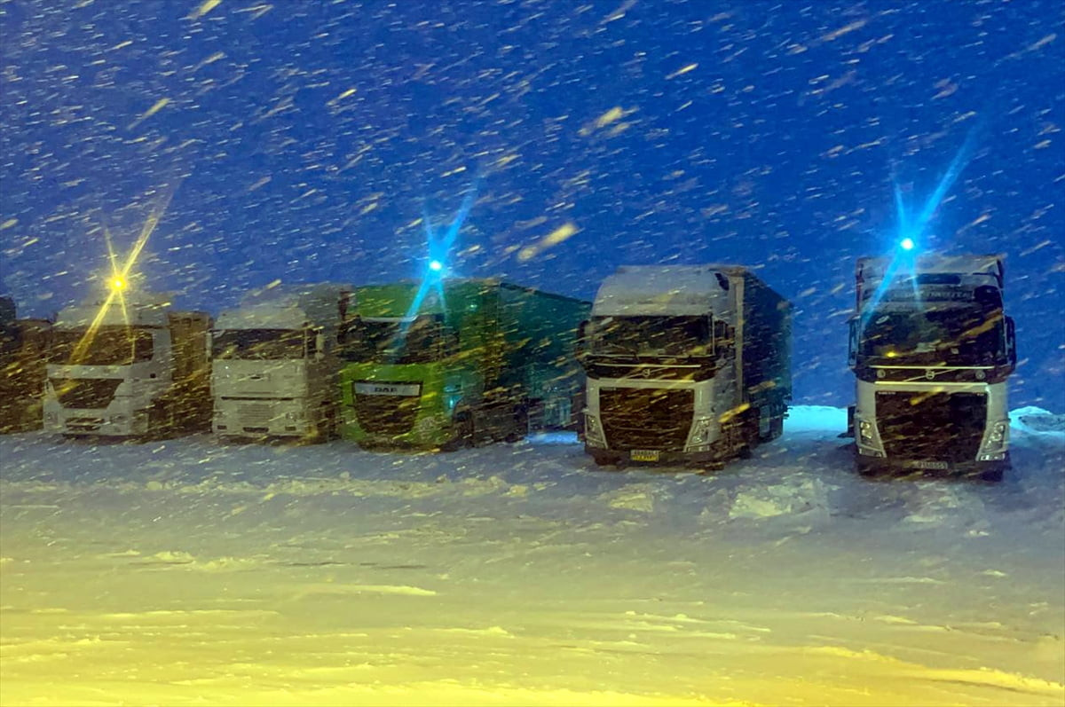 Türkgözü-Posof-Damal kara yolunda yoğun kar yağışı nedeniyle zincirsiz ağır tonajlı araçların...
