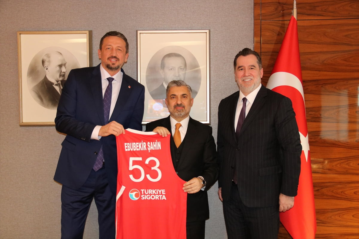 Türkiye Basketbol Federasyonu (TBF) Başkanı Hidayet Türkoğlu (solda), Türk Telekom CEO'su Ebubekir...