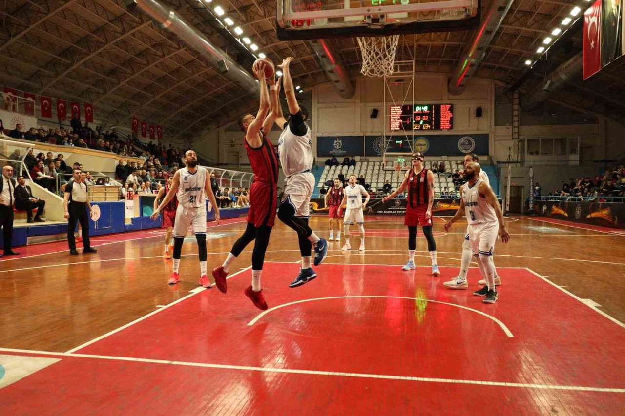 TÜRKİYE BASKETBOL LİGİ'NİN 30. HAFTASINDA KOCAELİ BÜYÜKŞEHİR BELEDİYE KAĞITSPOR KONUK ETTİĞİ...