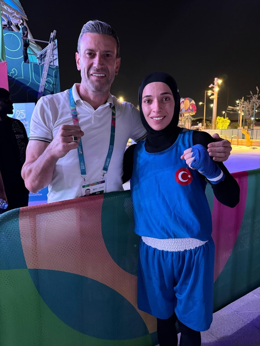 Türkiye Boks Federasyonu Başkanı Suat Hekimoğlu (solda), Suudi Arabistan'ın başkenti Riyad'da...