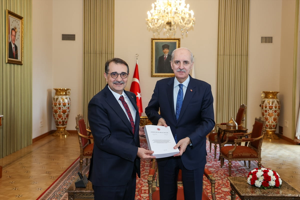 Türkiye Büyük Millet Meclisi (TBMM) Başkanı Numan Kurtulmuş (sağda), Yapay Zeka Araştırma...