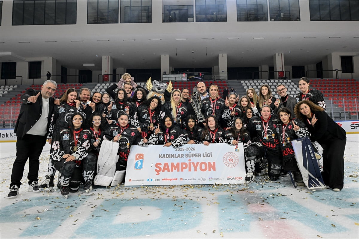 Türkiye Buz Hokeyi Federasyonu 2025-26 sezonu Kadınlar Süper Ligi'nde şampiyonluğa Buzadam SK...