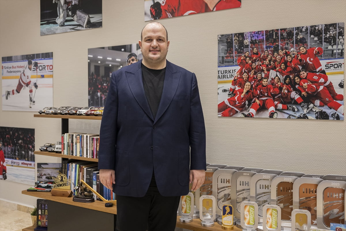 Türkiye Buz Hokeyi Federasyonu Başkanı Halit Albayrak, Zeytinburnu Buz Adası'nda AA muhabirine...