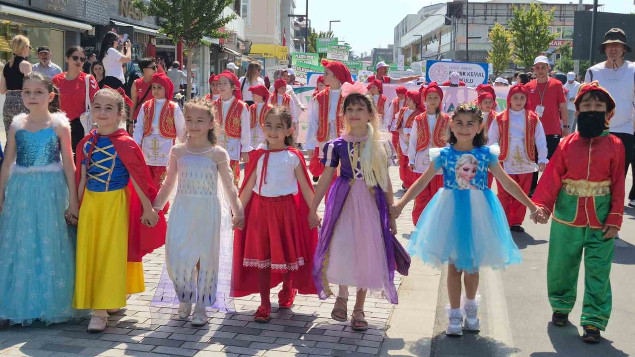 TÜRKİYE ÇEVRE HAFTASI DÜZENLENEN ETKİNLİKLERLE BAŞLADI. KORTEJ YÜRÜYÜŞÜ İLE BAŞLAYAN HAFTADA...