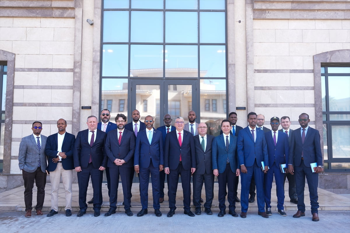 Türkiye Cumhuriyeti Ulaştırma ve Altyapı Bakan Yardımcısı Durmuş Ünüvar (ortada), Somali’nin...
