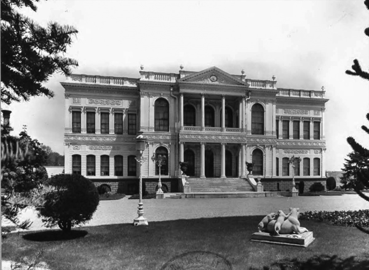 Türkiye Cumhuriyeti'nin kurucusu Mustafa Kemal Atatürk'ün naaşının Ankara ve İstanbul'da...