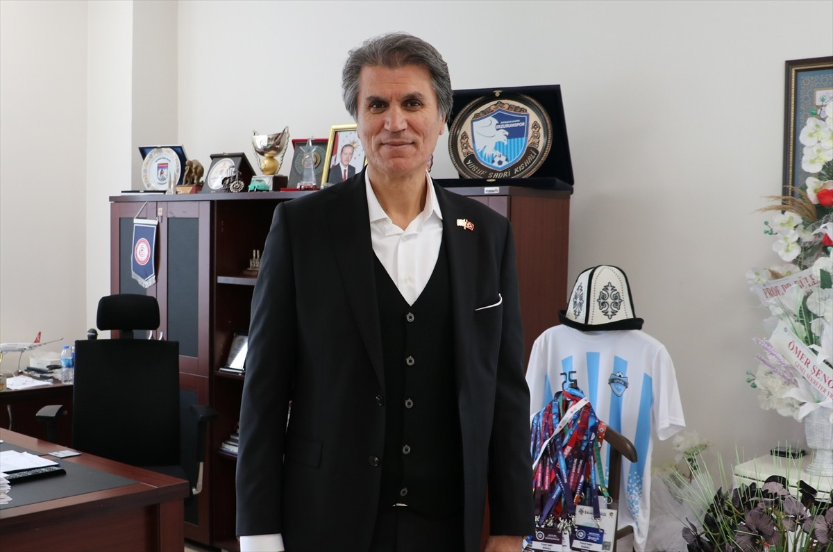 Türkiye Curling Federasyonu Başkanı Kenan Şebin, milli sporcuların Finlandiya'daki Avrupa Curling...