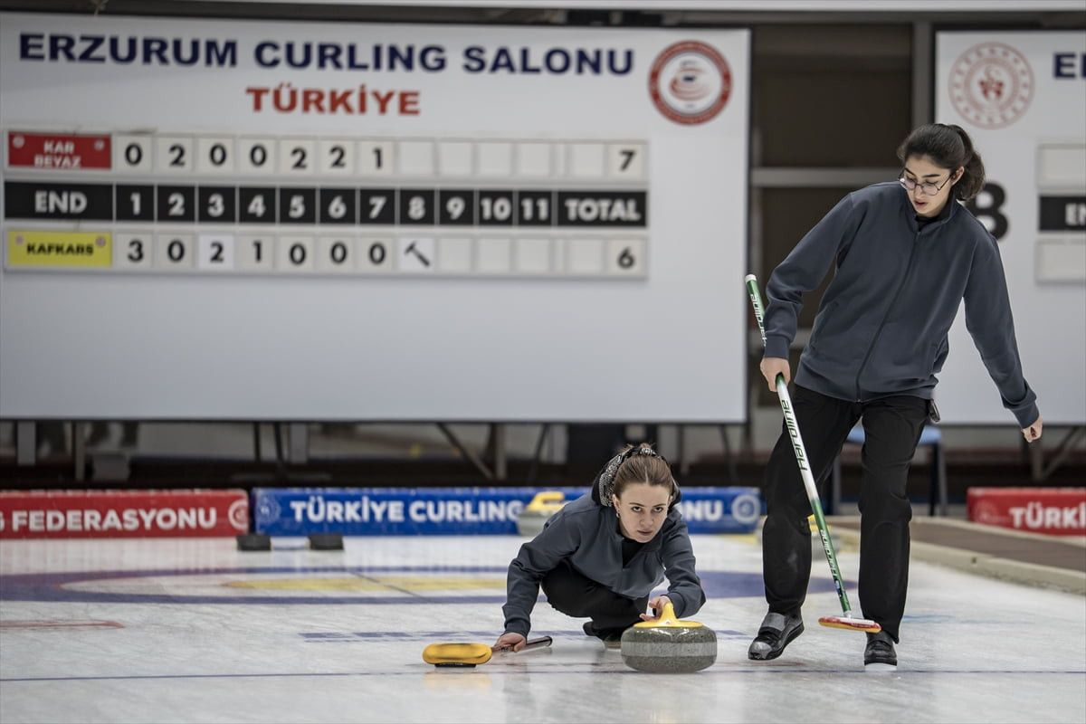 Türkiye Curling Federasyonunun desteğiyle Kars'ta kurulan Kafkars Spor, kadınlar ve erkeklerde...