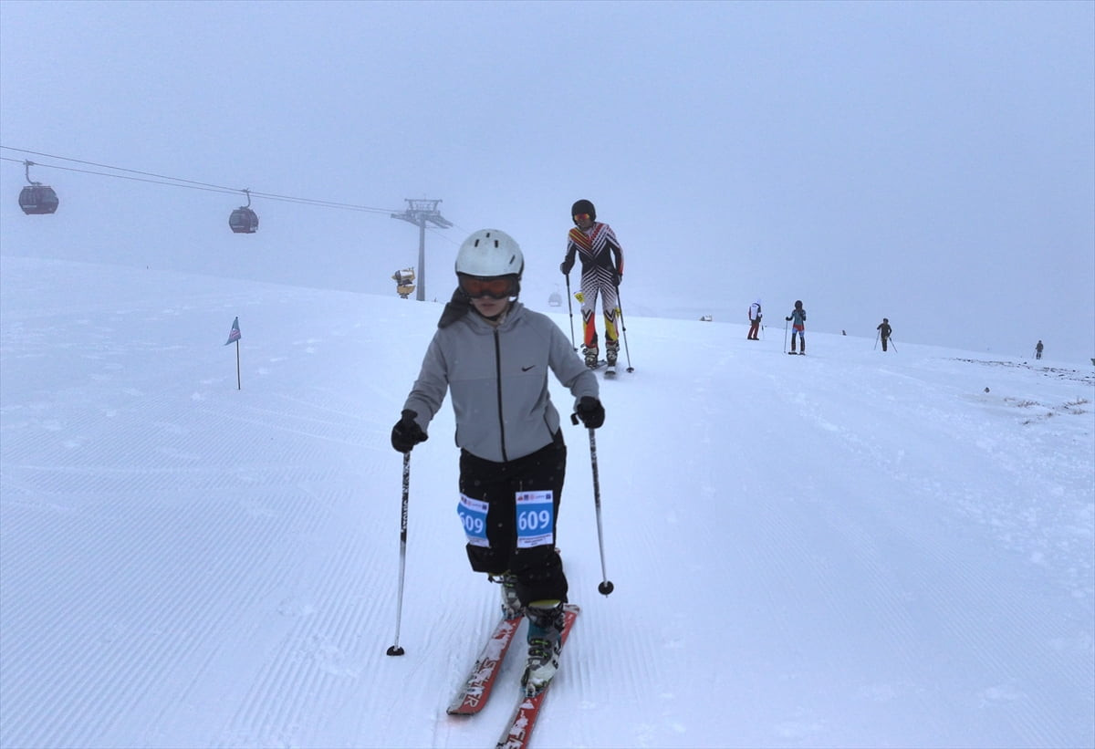 Türkiye Dağcılık Federasyonu tarafından düzenlenen Dağ Kayağı Türkiye Şampiyonası, Kayseri'de...