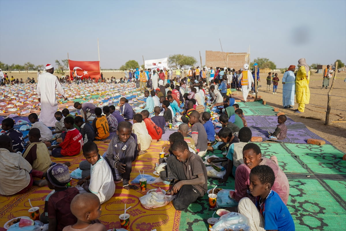 Türkiye Diyanet Vakfı, Çad'ın başkenti Encemine çevresindeki yerleşimlerde ihtiyaç sahibi ailelere...