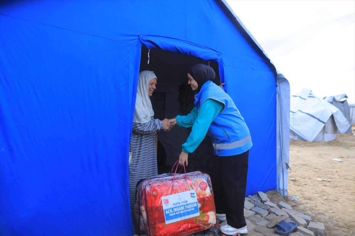 Türkiye Diyanet Vakfı (TDV), Gazze'de 5 bin ihtiyaç sahibine çift kişilik kışlık battaniye...