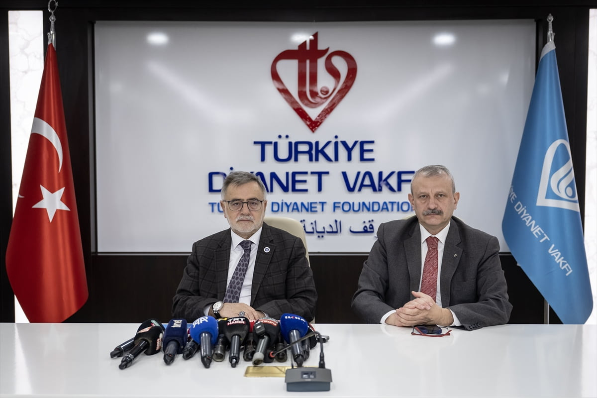 Türkiye Diyanet Vakfı (TDV) Genel Müdürü İzani Turan (solda), vakfın genel merkezinde yaptığı...