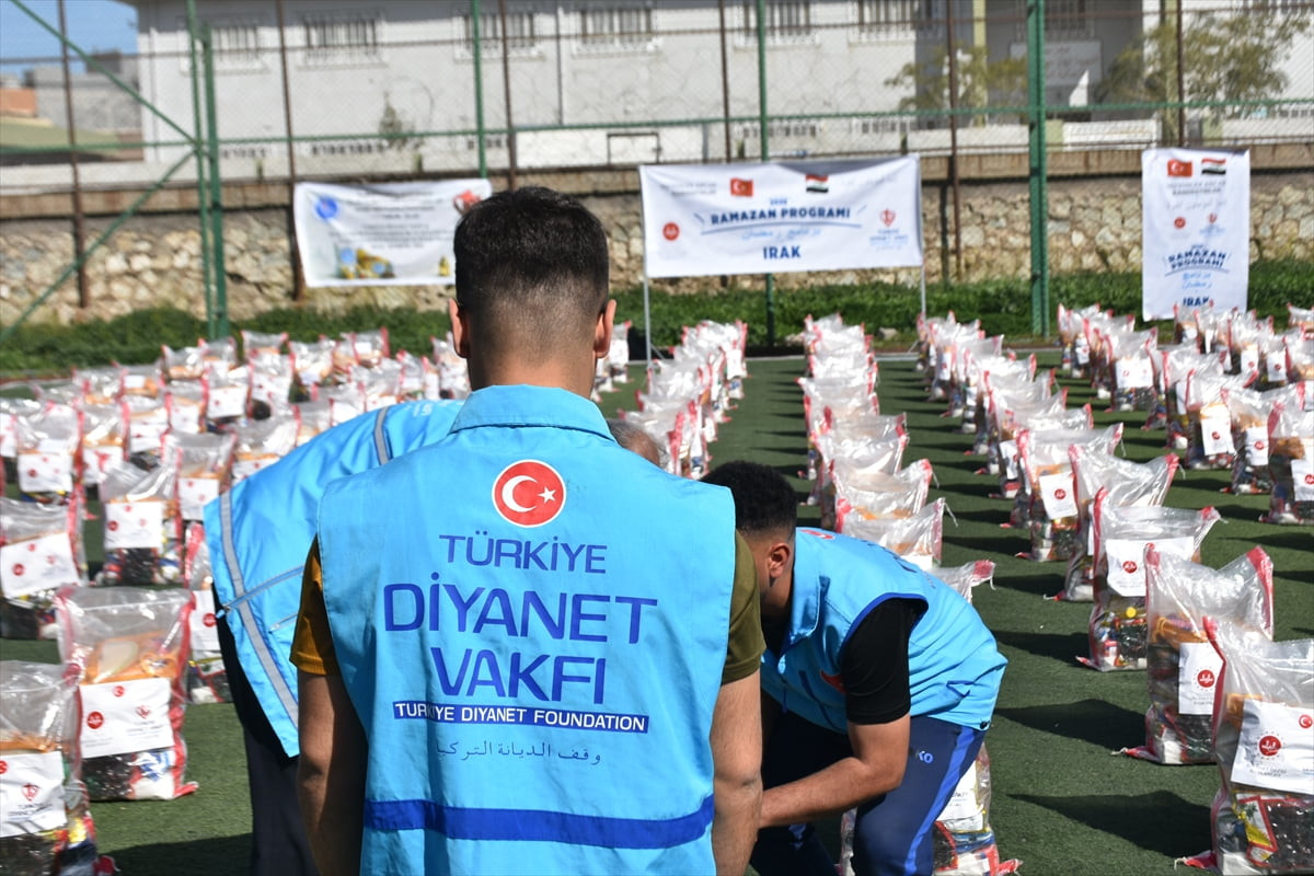 Türkiye Diyanet Vakfı (TDV), Irak'ın Kerkük kentinde ihtiyaç sahiplerine gıda kolisi dağıttı. Irak...