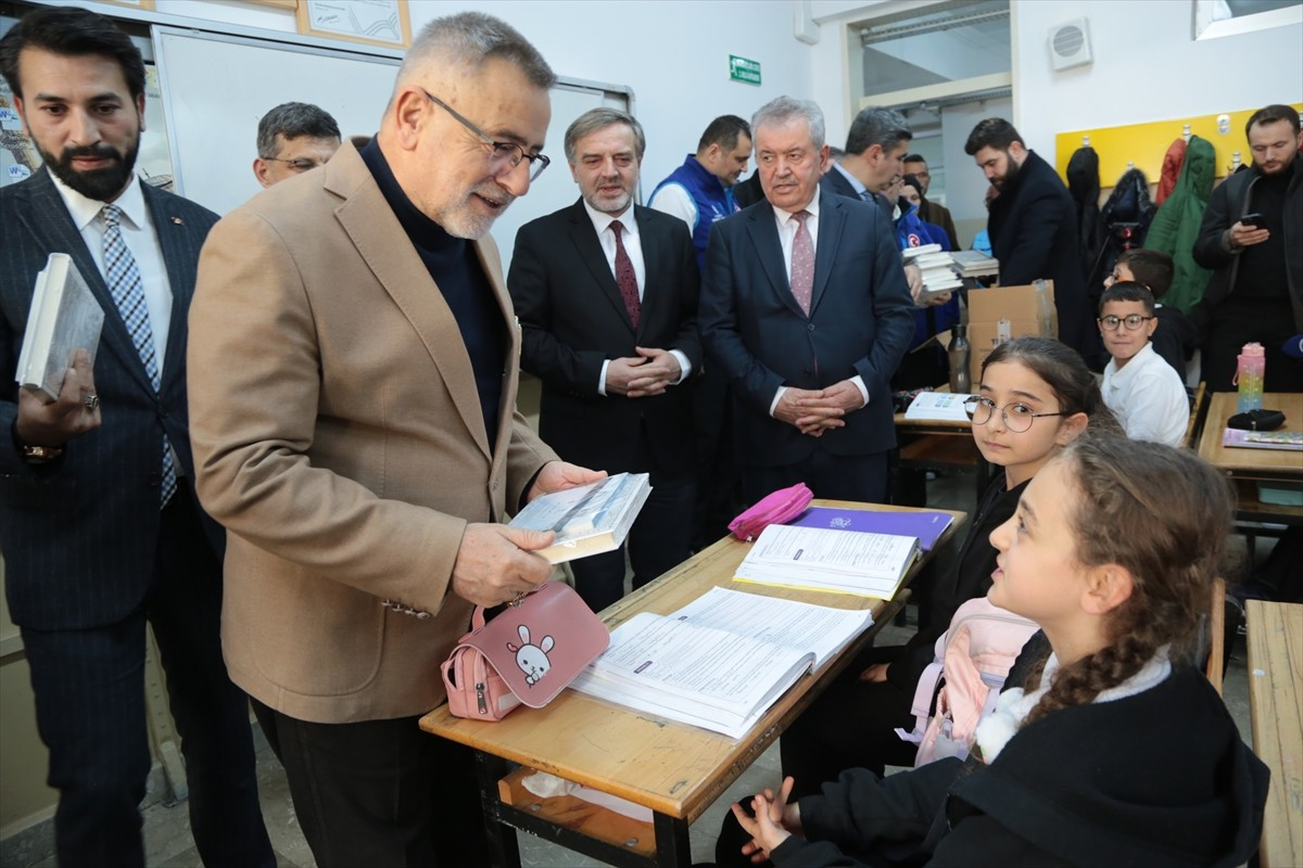 Türkiye Diyanet Vakfı (TDV), "Dersimi Seçiyorum Kur'an'ımı Alıyorum" projesi kapsamında bu yıl da...