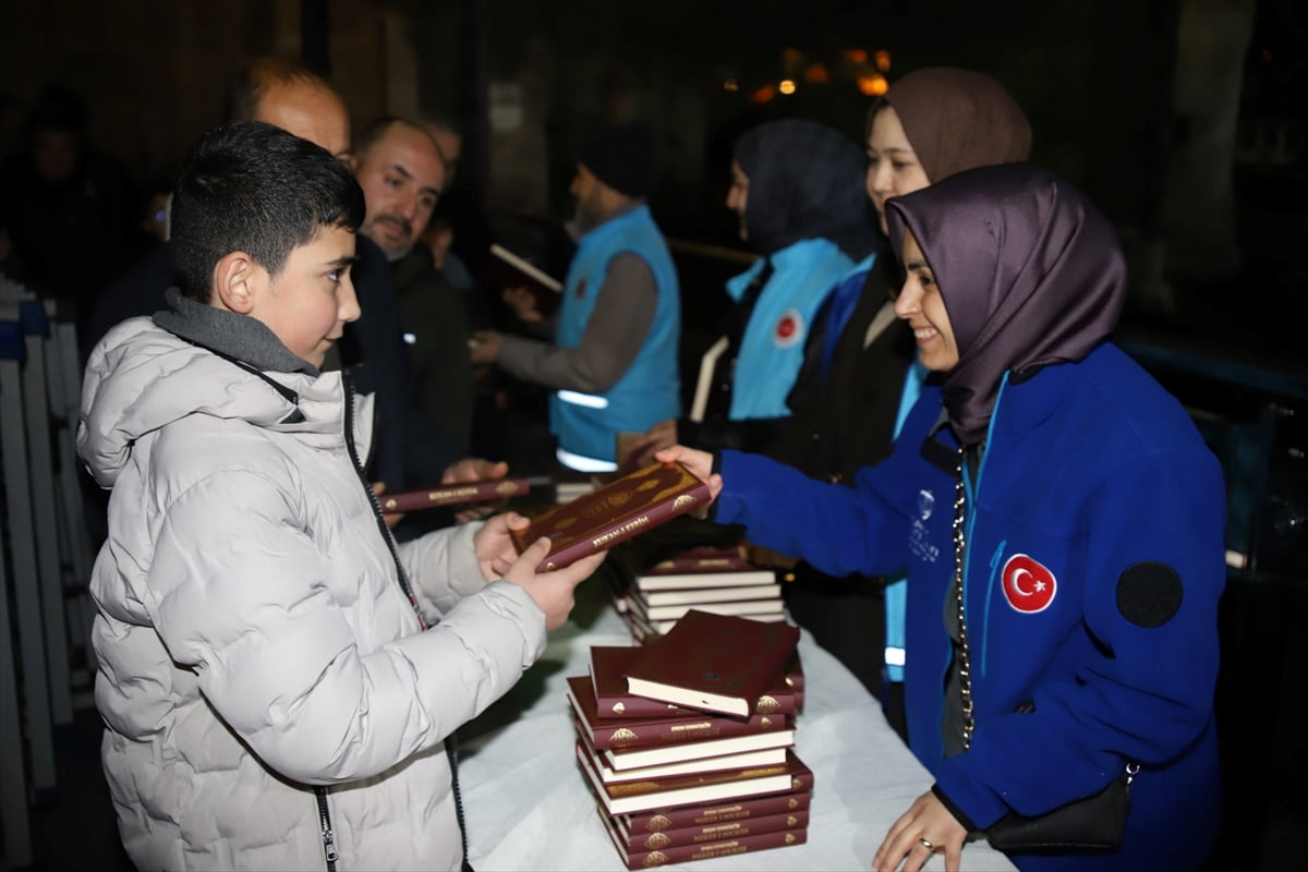 Türkiye Diyanet Vakfı (TDV), "Hediyem Kur'an Olsun" projesi kapsamında yurt içi ve dışında toplam...