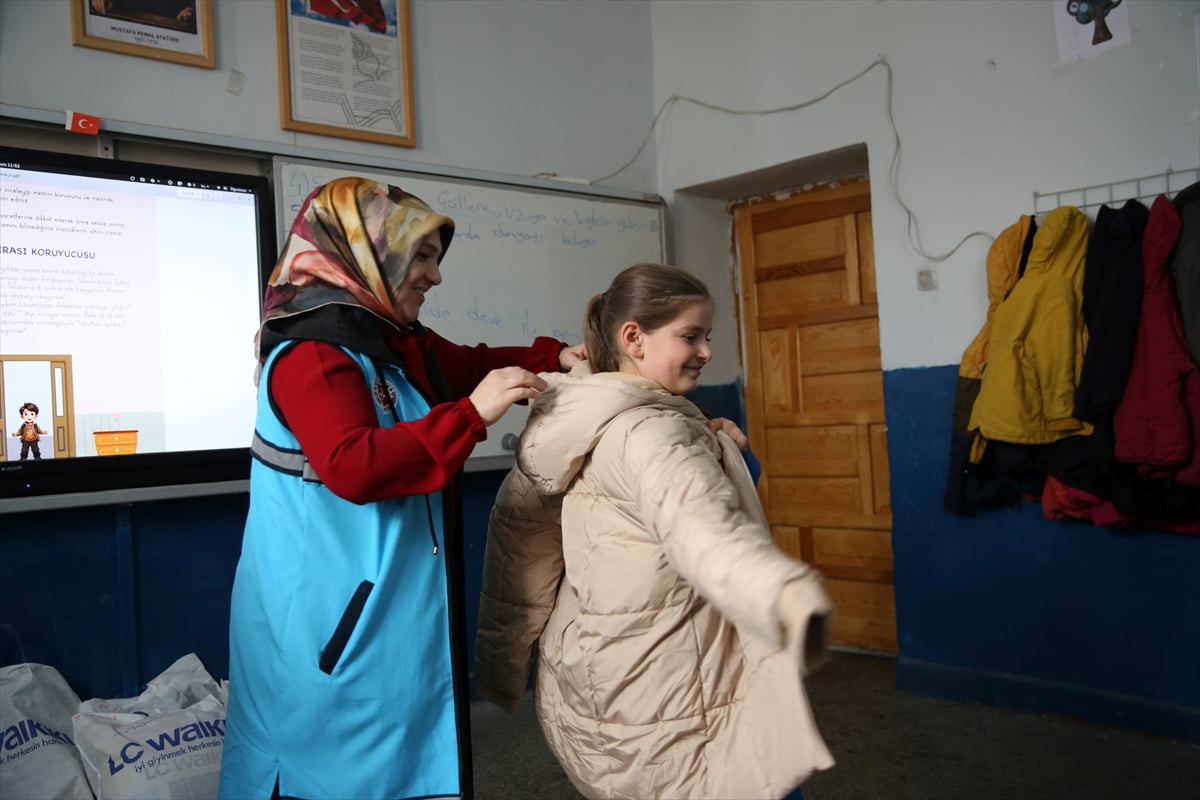 Türkiye Diyanet Vakfı (TDV) "Kış Kampanyası" kapsamında ülke genelinde ihtiyaç sahiplerine yönelik...