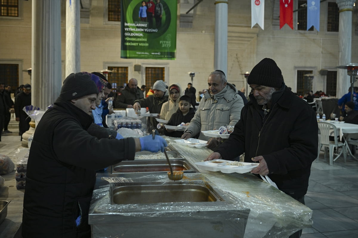 Türkiye Diyanet Vakfı (TDV), ramazan ayı dolayısıyla Ankara'daki Kocatepe Camisi'nde her gün...