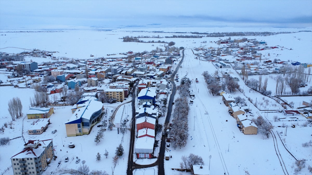 Türkiye-Ermenistan sınırında yer alan Kars'ın Akyaka ilçesi kar yağışıyla beyaza...