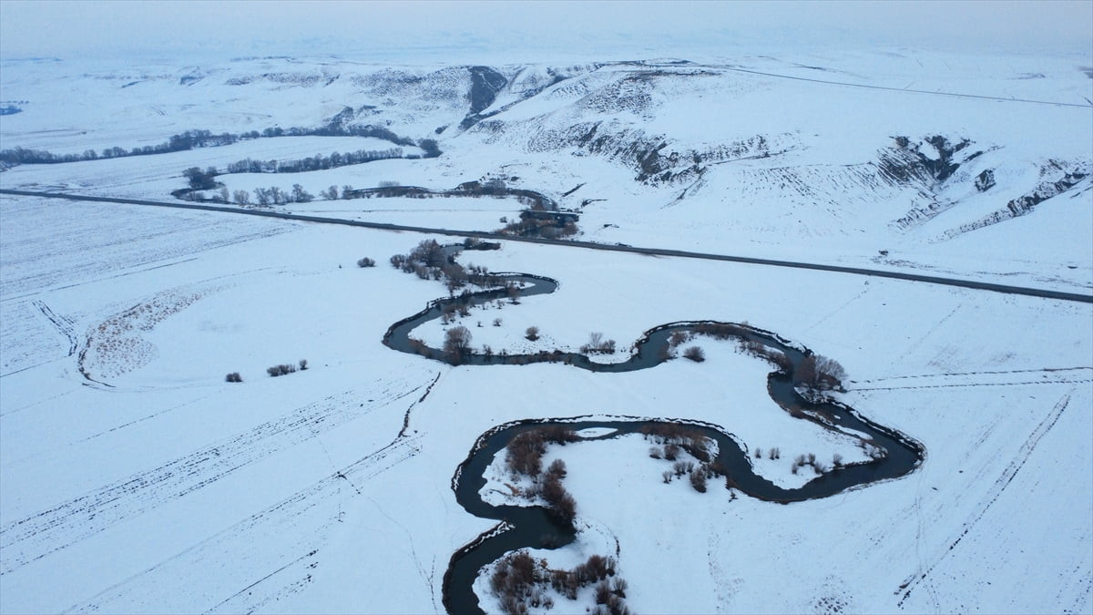 Türkiye-Ermenistan sınırında yer alan Kars'ın Akyaka ilçesinde karla beyaza bürünen menderesler...