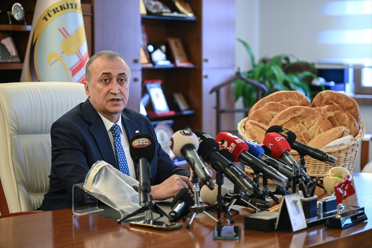 Türkiye Fırıncılar Federasyonu Başkanı Halil İbrahim Balcı, Federasyon Genel Merkezi'nde...